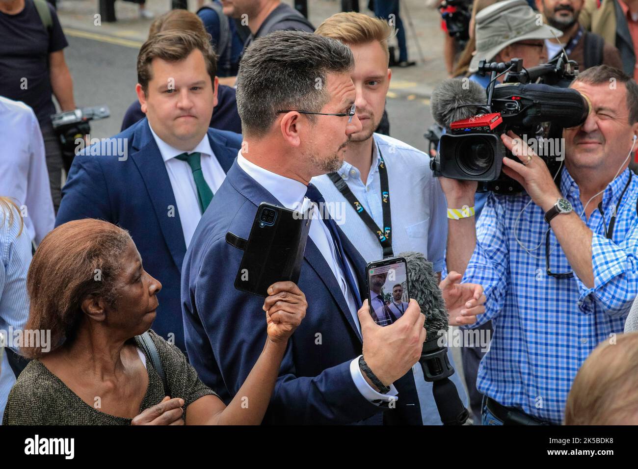 Steve Baker, MP, viene intervistato il giorno dell'annuncio della leadership conservatrice, Londra, Regno Unito Foto Stock