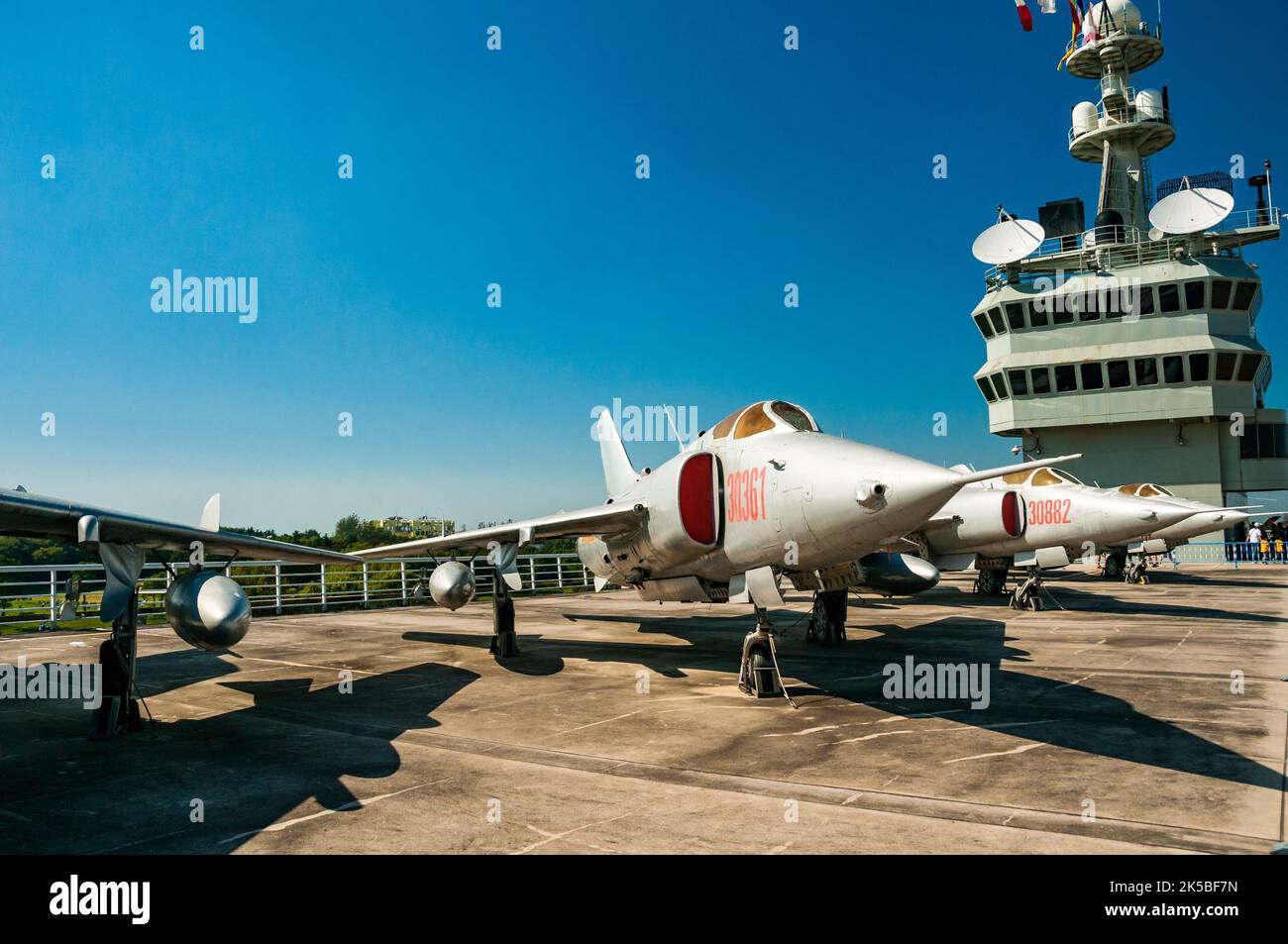 Nanchang Q-5 Ground Attack Aircraft, uno sviluppo cinese del MIG-19, visto sul ponte di volo di un falso, concreto, portaerei a Oriental la Foto Stock