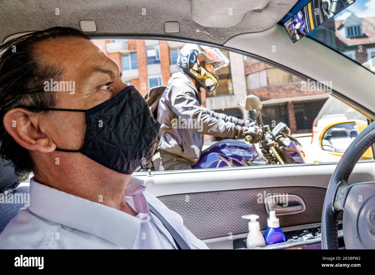 Bogota Colombia, Avenida Carrera 7 tassista guida, uomo uomini maschio, interno auto veicolo, motociclista passando, maschera viso maschera indossare Foto Stock