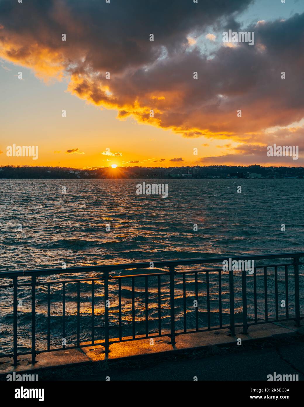 Vista del tramonto sulla Bay Ridge Promenade, Brooklyn, New York Foto Stock