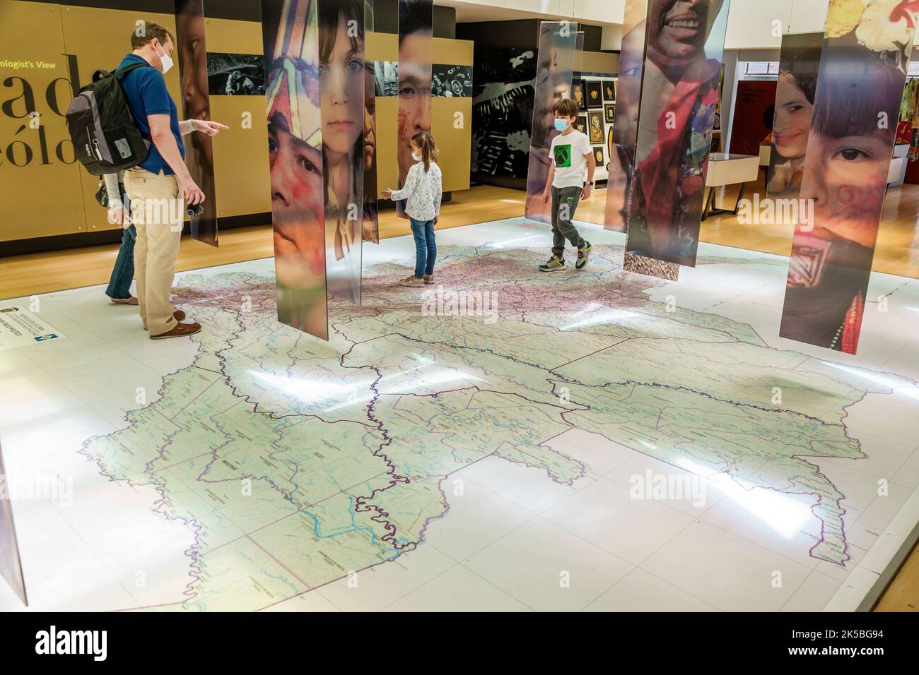 Bogota Colombia,Santa Fe Museo del Oro interno,Museo dell'Oro mostra mostra collezione,laboratorio per bambini mappa etnico regionale interagisci Foto Stock