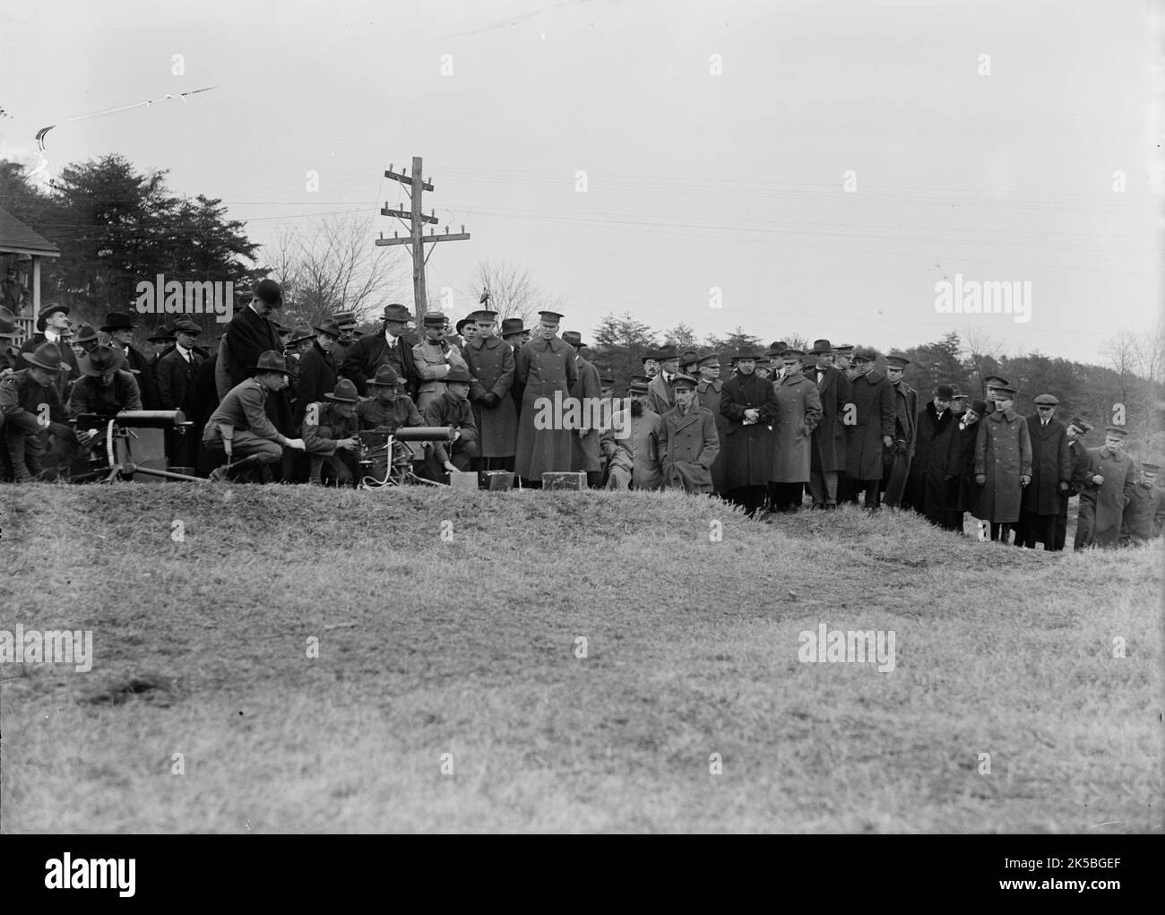 Army, U.S. Machine Gun Tests, 1918. Ufficiali francesi e britannici che guardano. Foto Stock