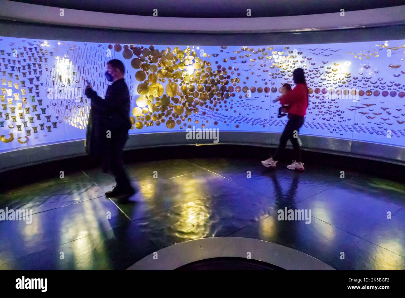 Bogota Colombia,Santa Fe Museo del Oro interno,Galleria del Museo dell'Oro 360° espositiva multimediale la sala de la Ofrenda offerte Camera pre- Foto Stock