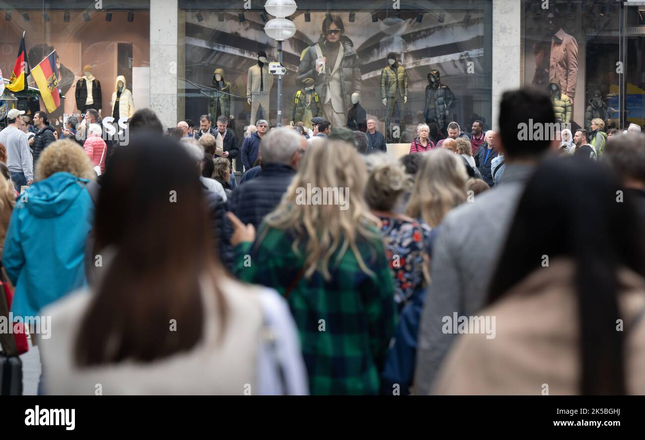 Monaco, Germania. 07th Ott 2022. I passanti sono a piedi nella zona pedonale di Monaco. Credit: Peter Kneffel/dpa/Alamy Live News Foto Stock