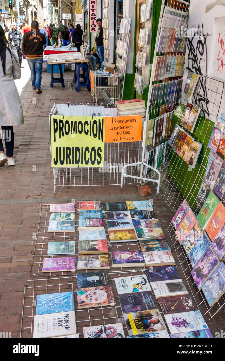 Bogota Colombia, Veracruz Calle 16 marciapiede venditore libri spagnolo lingua segno legge libri vendita, negozi business negozi negozi mercato Foto Stock