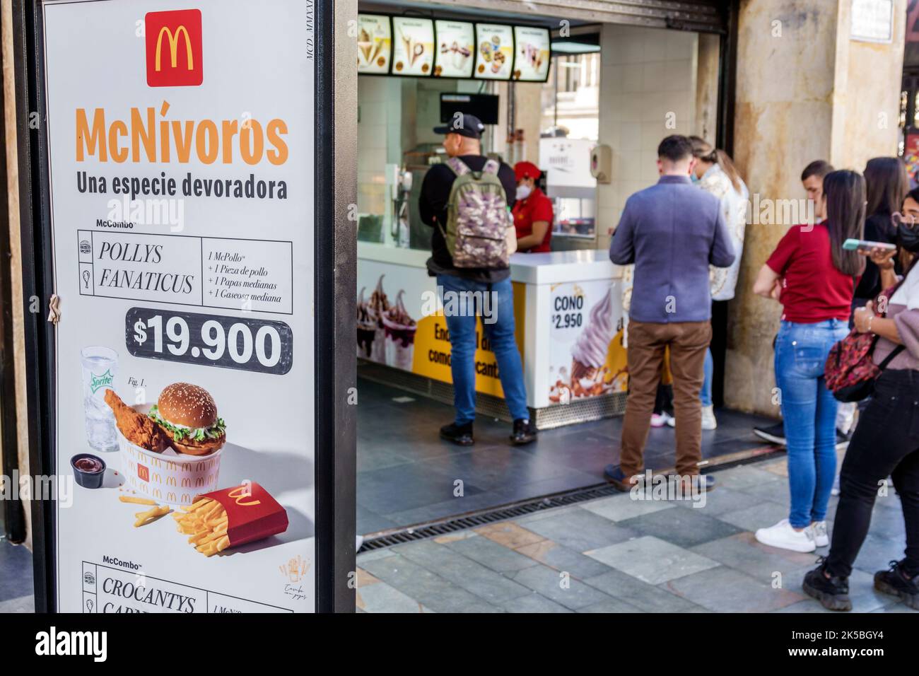 Bogota Colombia,Sante Fe Carrera 7 Avenida Jimenez McDonald's McNivoros giocare a parole wordplay spagnolo pesos prezzo di valuta, fast food restaur Foto Stock