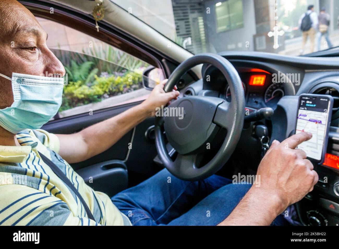 Bogota Colombia, Santa Fe Uber driver di guida, uomo uomini maschio, interno, maschera viso maschera indossa coperture che coprono la pandemia del virus della corona Covid-19 Foto Stock
