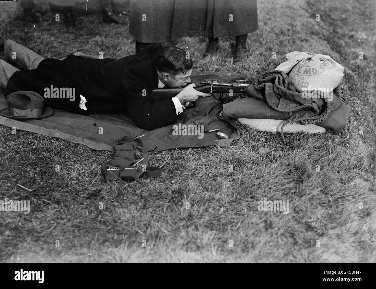 Army, U.S. Rifle Tests, 1918. L'ex presidente americano William Howard Taft, maggiore generale della Croce Rossa, partecipa ai test di artiglieria. Foto Stock