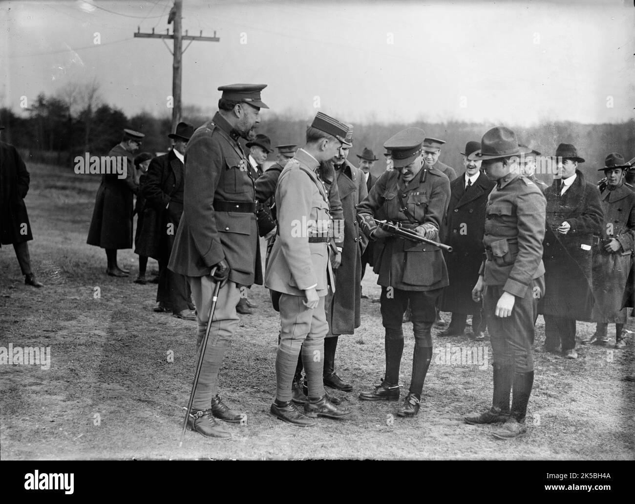 Army, U.S. Rifle Tests, 1918. Ufficiali alleati partecipano ai test di artiglieria, prima guerra mondiale. Foto Stock