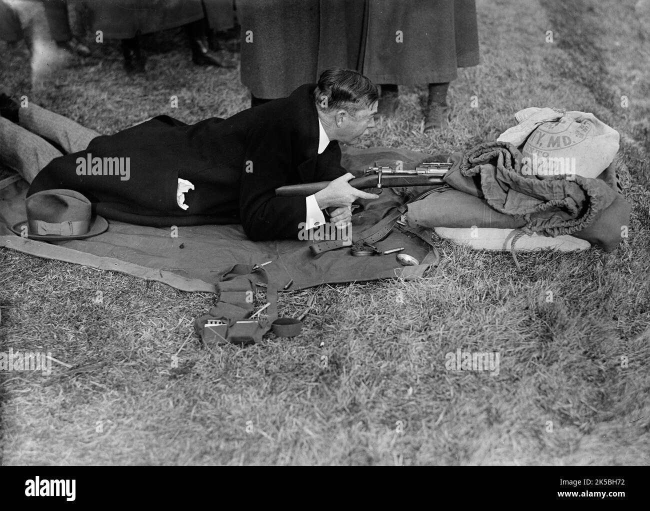 Army, U.S. Rifle Tests, 1918. L'ex presidente americano William Howard Taft, maggiore generale della Croce Rossa, partecipa ai test di artiglieria. Foto Stock