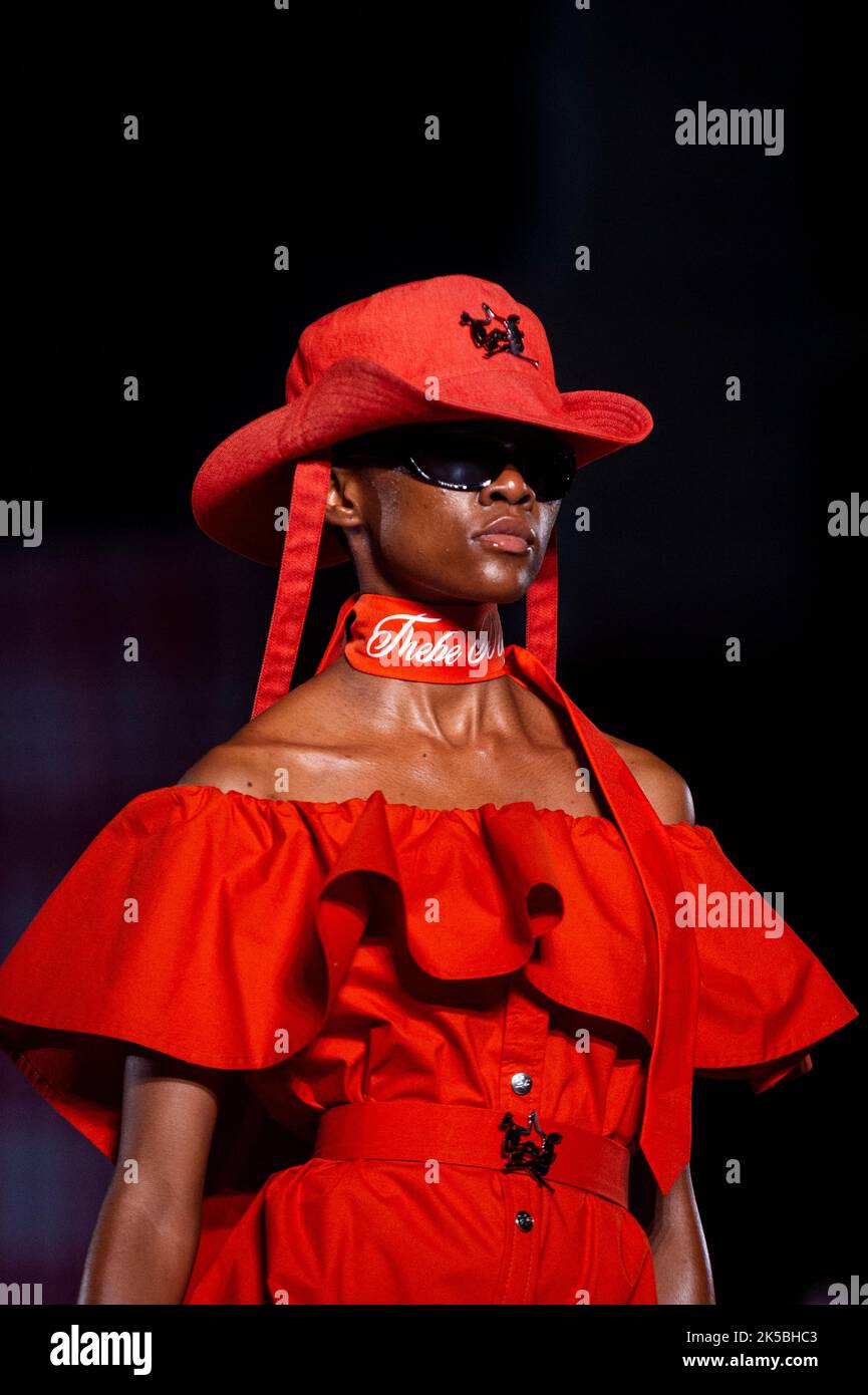 Londra, Regno Unito. 7 ottobre 2022. Un modello si presenta alla prima sfilata internazionale di Thebe Magugu come parte della serie Fashion Motion di V&A. Il designer con sede a Johannesburg lavora all'interno di collezioni di lusso pronte all'uso ispirandosi al suo patrimonio sudafricano. Credit: Stefano Chung / Alamy Live News Credit: Stefano Chung / Alamy Live News Foto Stock