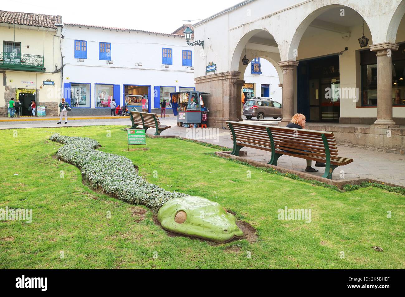 Piazza Plazoleta Espinar a Cuzco con il Giardino stupefacente rappresentava un serpente, una delle tre creature Sacre della Trilogia Inca, Perù, Sud America Foto Stock