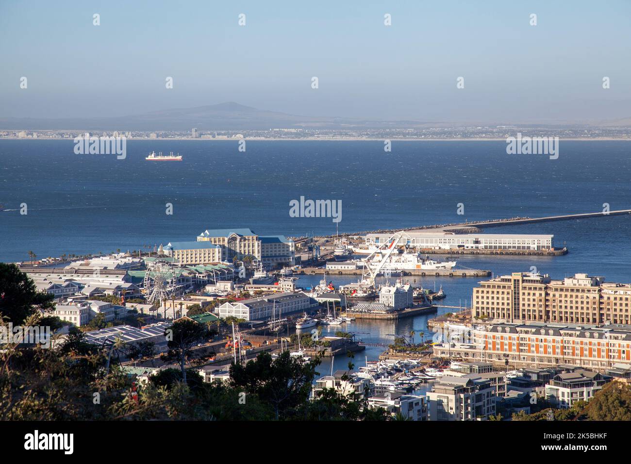 Vista sopraelevata del lungomare e delle banchine di Città del Capo - Sud Africa Foto Stock