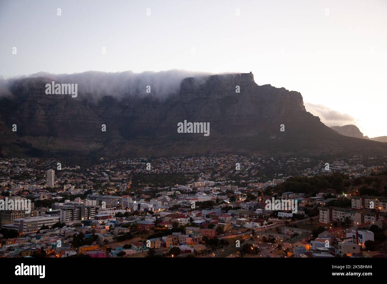 Vista su Città del Capo e le aree residenziali sotto Table Mountain, Città del Capo - Sud Africa Foto Stock