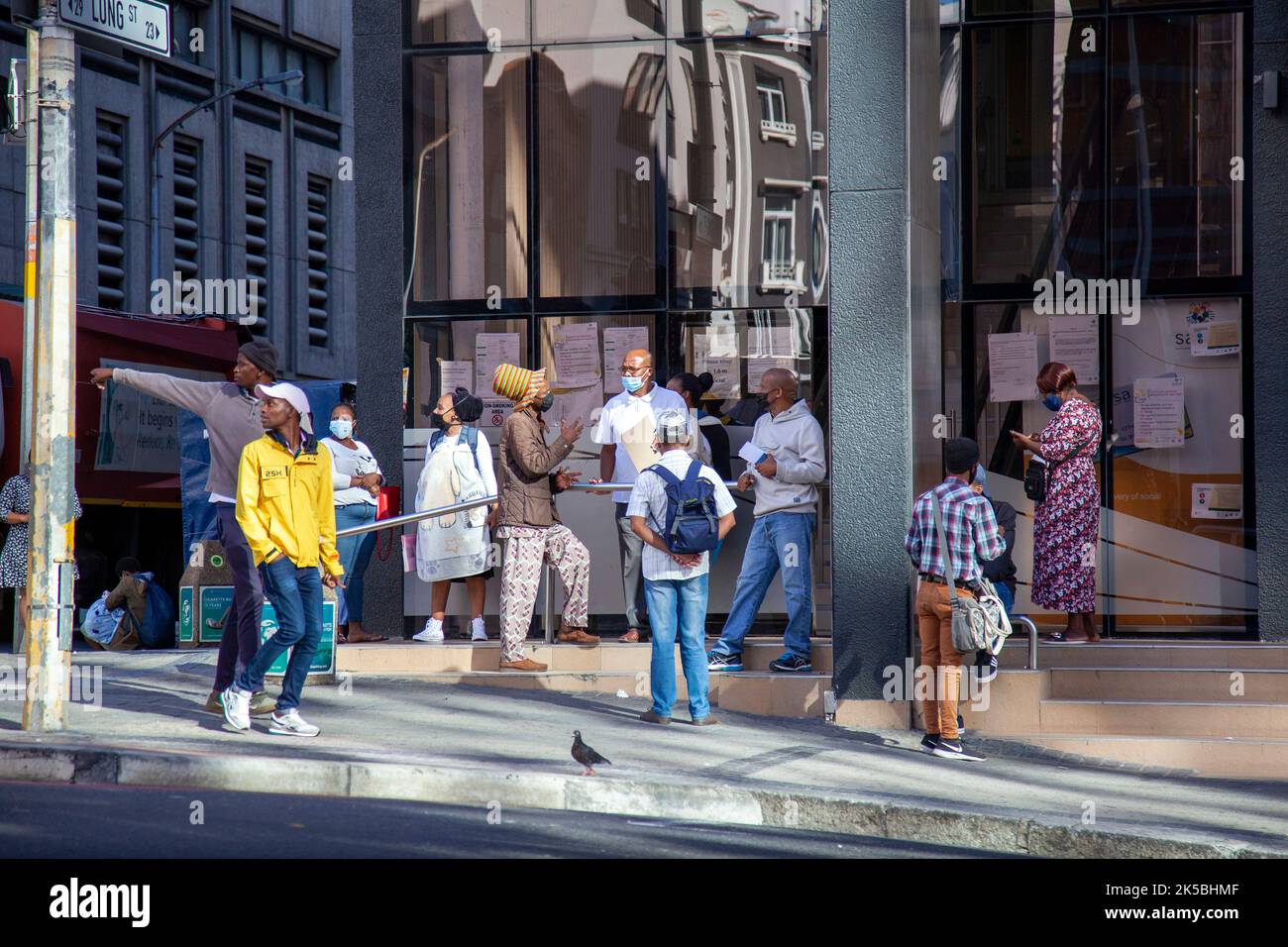 Persone in attesa al di fuori degli uffici SASSA a Città del Capo - Sud Africa Foto Stock
