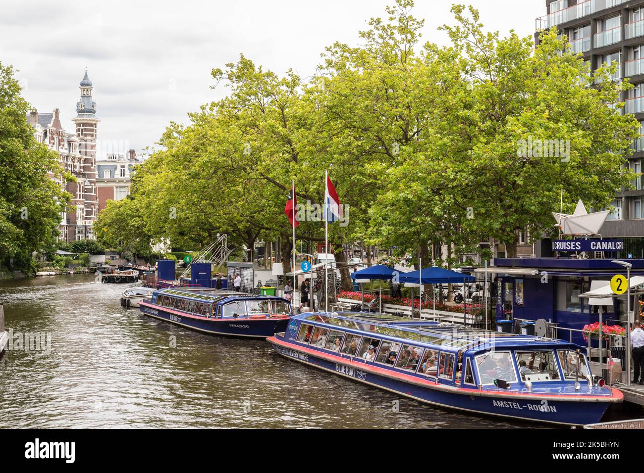 Punto di partenza per le crociere presso lo Stadhouderskade nel centro di Amsterdam. Foto Stock