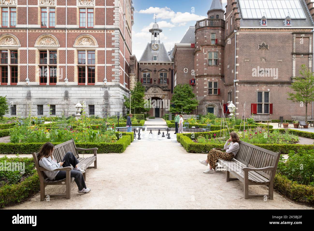 Godetevi i giardini del Rijksmuseum (museo nazionale) di Amsterdam. Foto Stock
