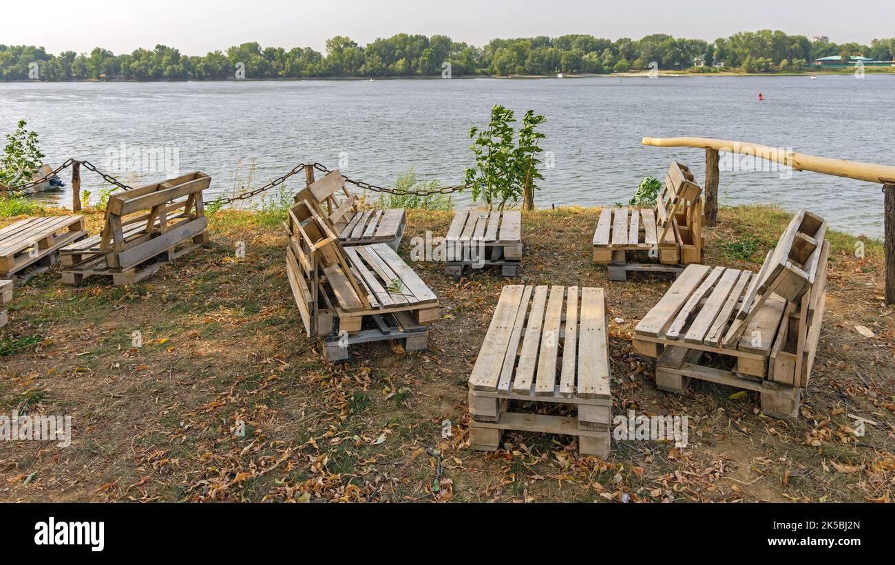 Pallets di legno da Cargo Mobili da Giardino sulla costa del Danubio Foto  stock - Alamy