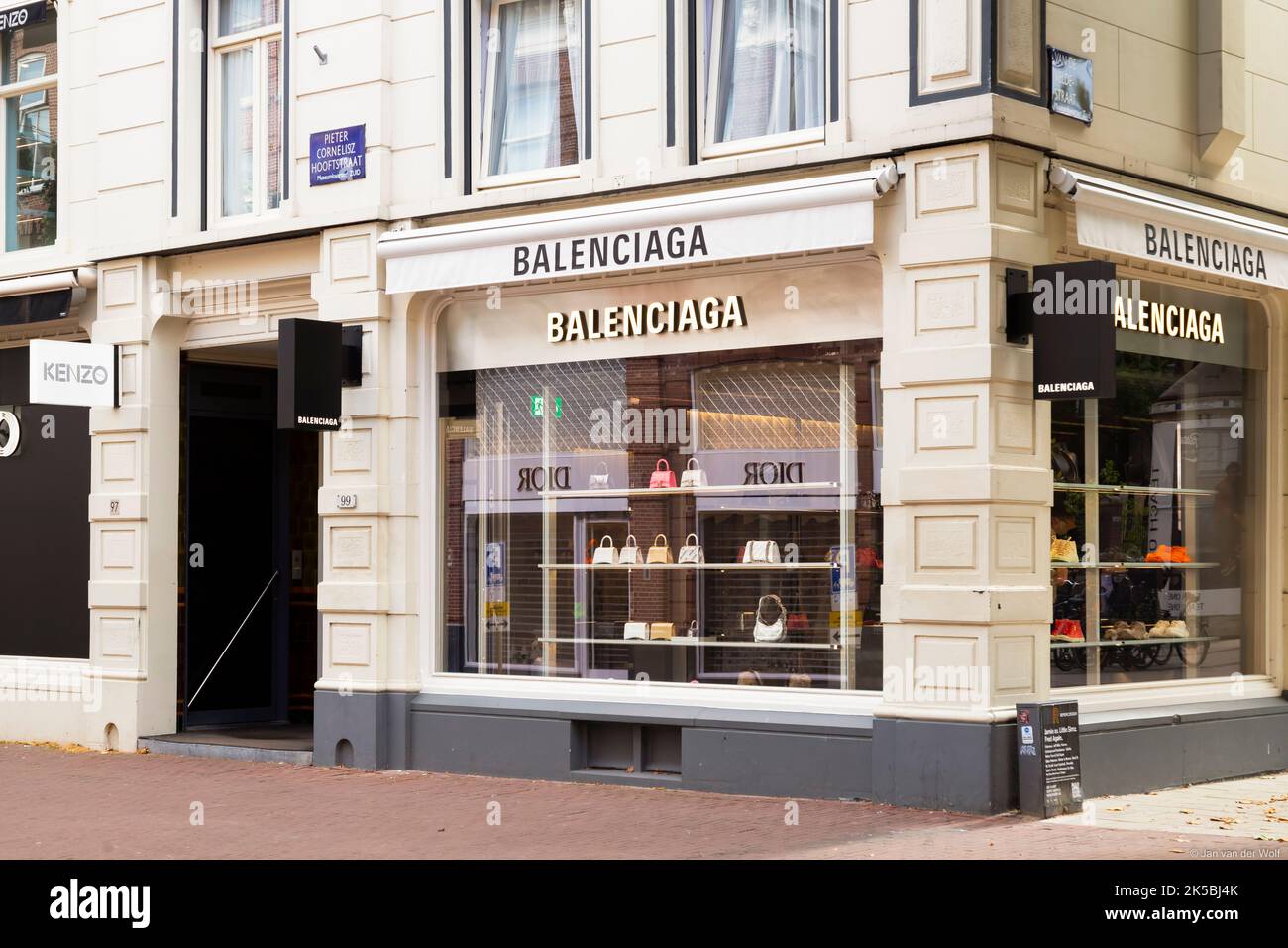 Vetrina della boutique Balenciaga nella P.C.Hooftstraat di Amsterdam, la strada dello shopping più lussuosa dei Paesi Bassi. Foto Stock