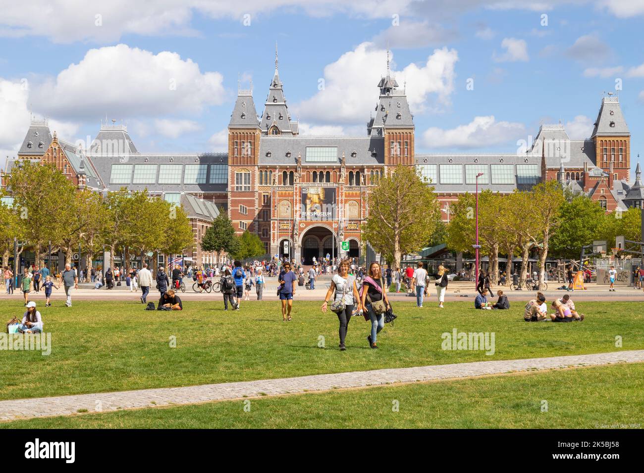 La gente del posto e i turisti potranno trascorrere una giornata di sole nella piazza dei musei della capitale olandese Amsterdam. Foto Stock