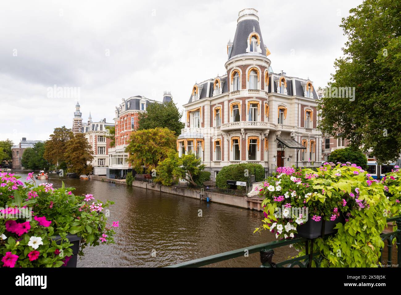 Palazzi signorili lungo il canale nel centro di Amsterdam. Foto Stock