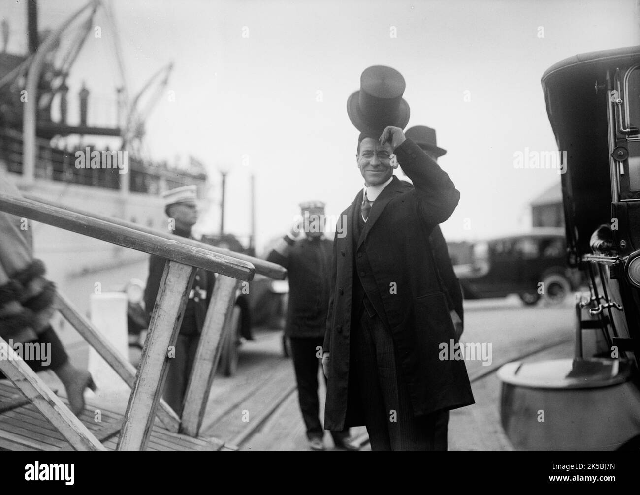 Il Segretario DELLA Guerra DEGLI STATI UNITI Newton Diehl Baker si è imbarcato su 'Mayflower' con la Commissione alleata, 1917. Visita alla casa di George Washington da parte della British &amp; Commissioni della Guerra Francese per la prima Guerra Mondiale Baker fu Segretario della Guerra 1916-1921. Foto Stock