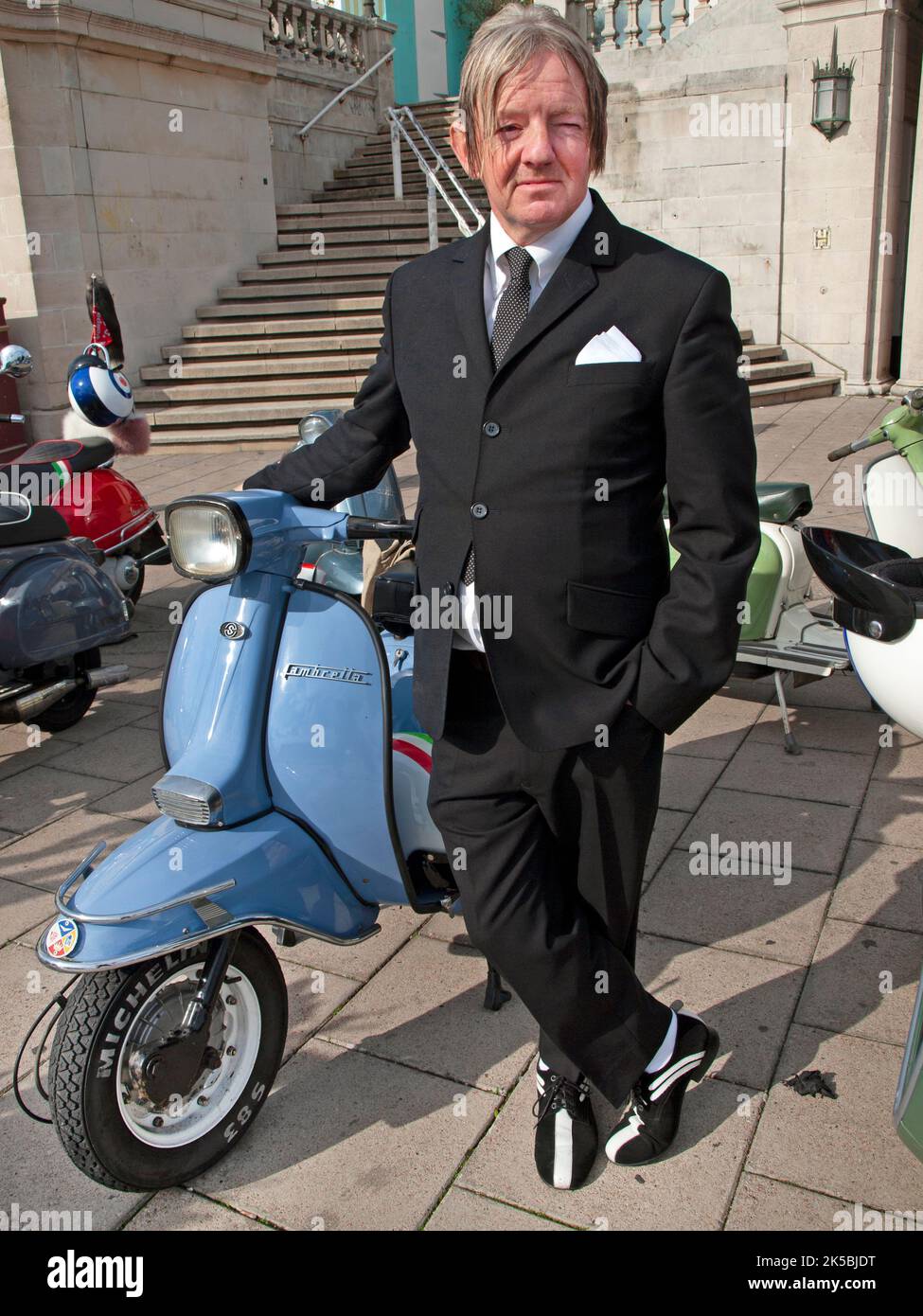 Un uomo vestito in modo intelligente in occasione di un evento Mod a Brighton Foto Stock