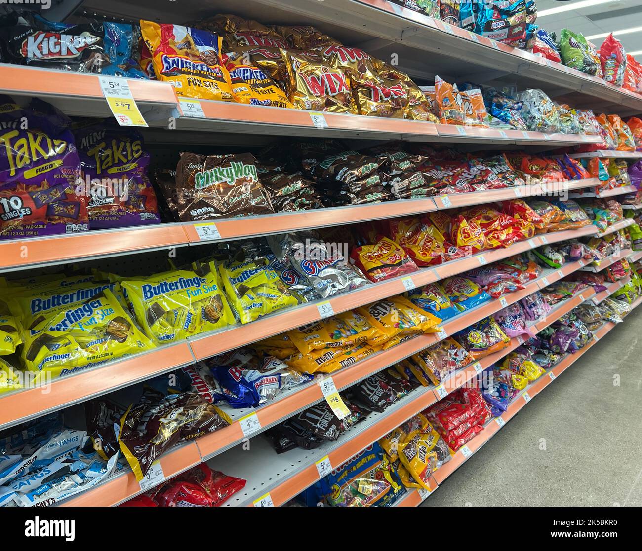 Sacchetti di caramelle di Halloween in esposizione a fine settembre presso un negozio Walgreens dell'area di Chicago. Foto Stock