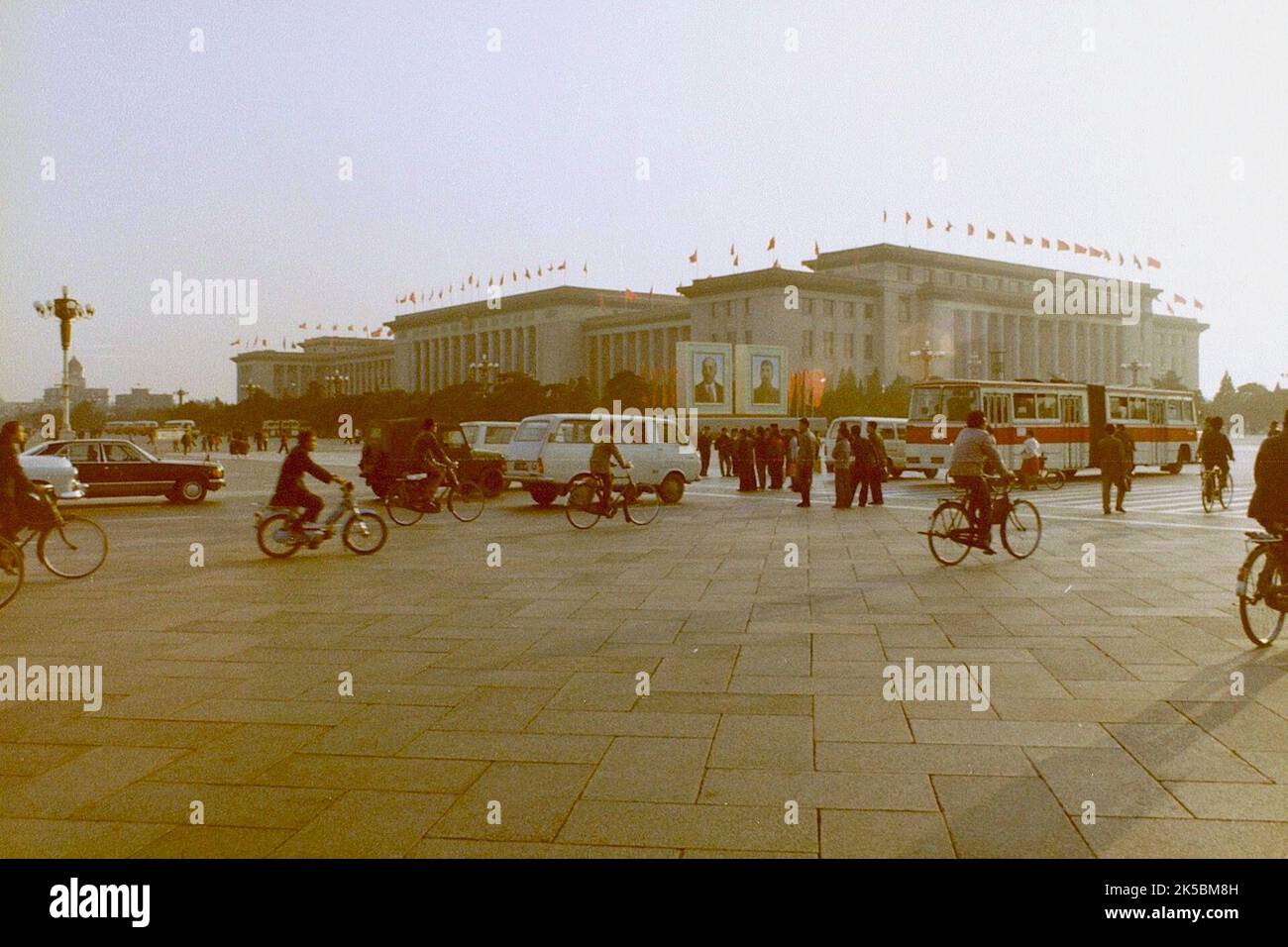 Pechino 1981 ottobre, ritratti di Lenin e Stalin in Piazza Tiananmen in preparazione alle celebrazioni della Giornata Nazionale Foto Stock