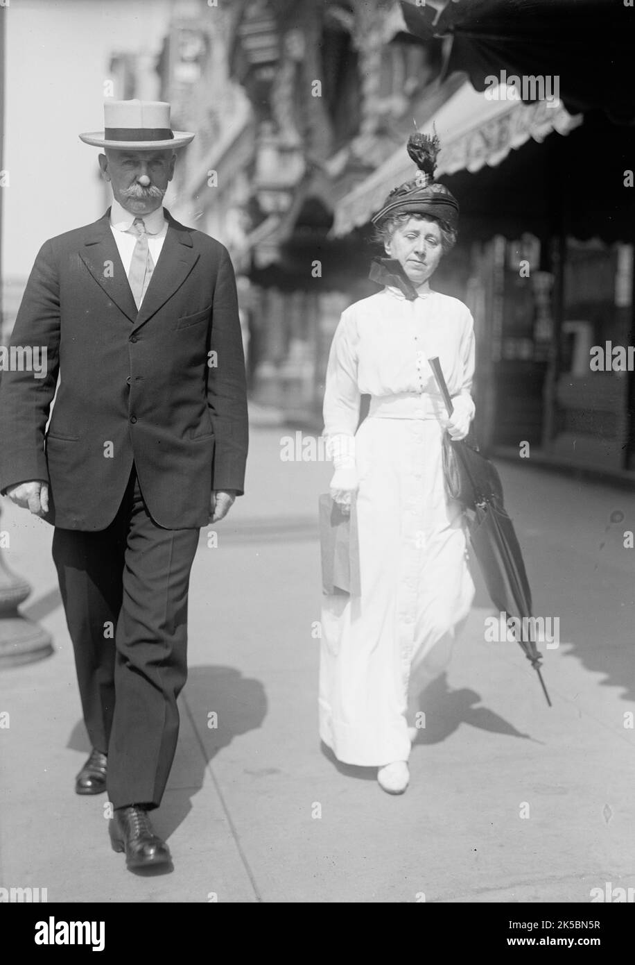 Ammiraglio posteriore William Shepherd Benson, US Navy, Capo delle operazioni Navali, con la signora Benson, 1917. Benson con la moglie Mary Augusta Wyse. Foto Stock