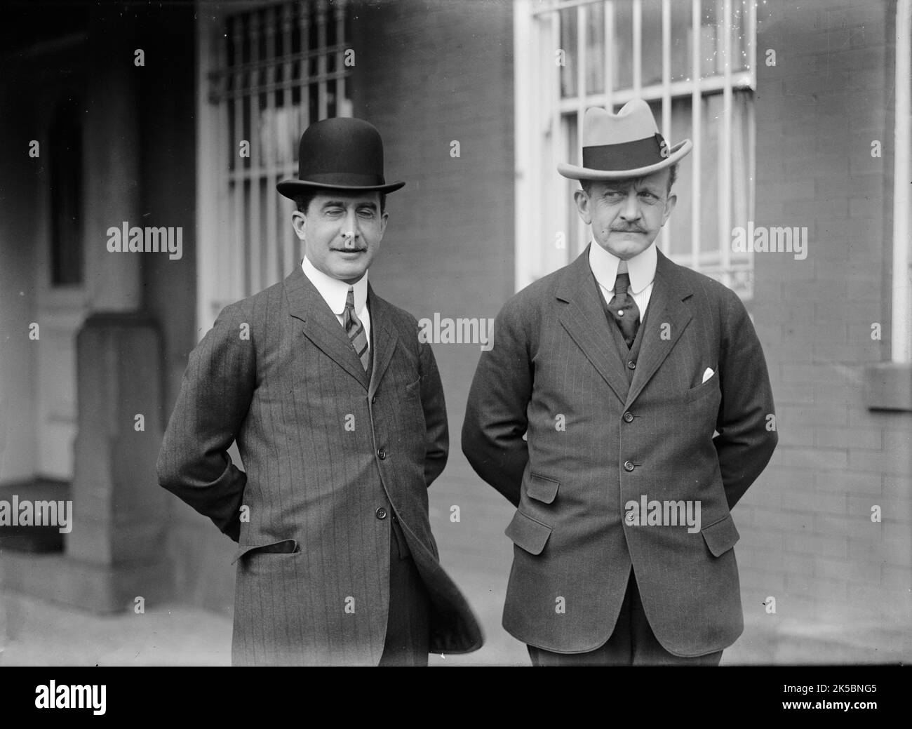 Conteggio J.H. Von Bernstorff, Ambasciatore della Germania, con il barone Sudenhorst von Zwiedinek, 1914. Prima guerra mondiale: Johann Heinrich von Bernstorff (a destra), fu ambasciatore tedesco negli Stati Uniti dal 1908 al 1917. Ha lasciato gli Stati Uniti il 3 febbraio 1917, dopo che il presidente Woodrow Wilson ha interrotto le relazioni diplomatiche con la Germania. A sinistra si trova il diplomatico austriaco Julius Ferdinand Zwiedinek, Freiherr von S&#xfc;denhorst. Foto Stock