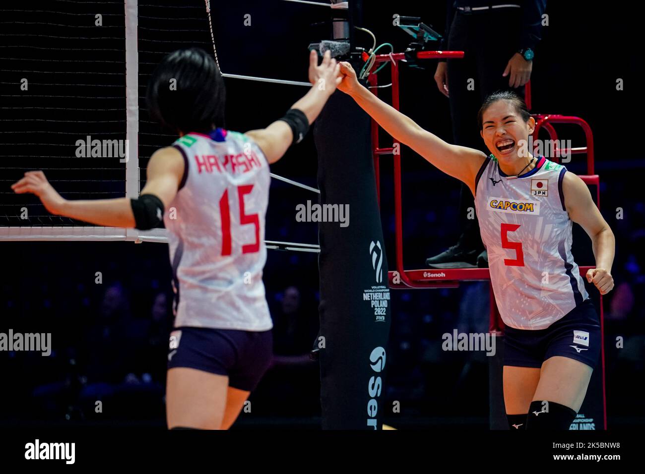 ROTTERDAM, PAESI BASSI - 7 OTTOBRE: Kotona Hayashi del Giappone e Haruyo Shimamura del Giappone festeggiano un punto durante la partita di Pool e fase 2 tra Giappone e Porto Rico il giorno 14 del Campionato Mondiale di Volley FIVB 2022 al Rotterdam Ahoy il 7 ottobre 2022 a Rotterdam, Olanda (Foto di René Nijhuis/Orange Pictures) Foto Stock