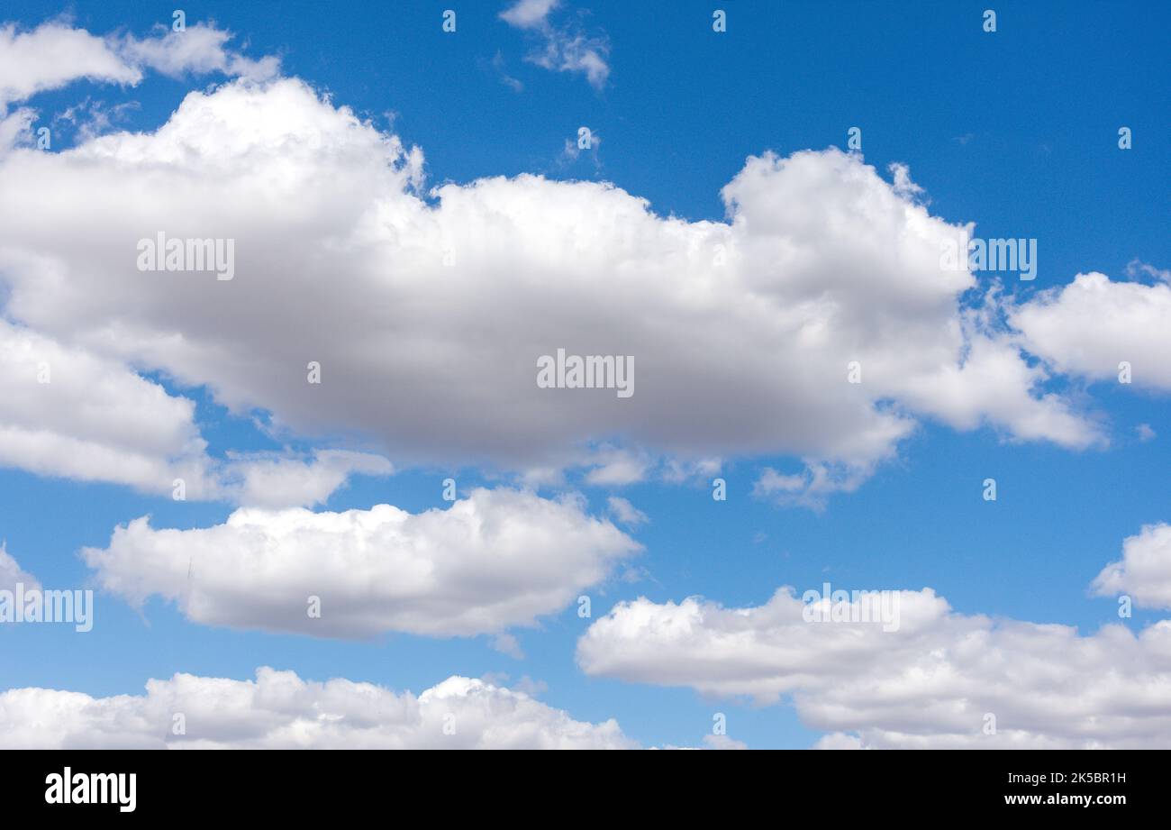 Nuvole bianche di cumuli contro il cielo blu, Mersea Occidentale, Essex, Inghilterra, Regno Unito Foto Stock