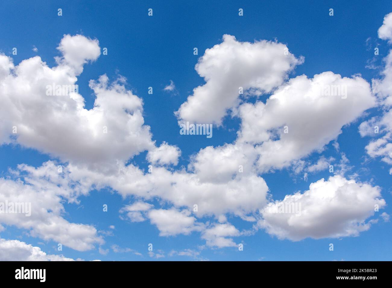 Nuvole bianche di cumuli contro il cielo blu, Mersea Occidentale, Essex, Inghilterra, Regno Unito Foto Stock