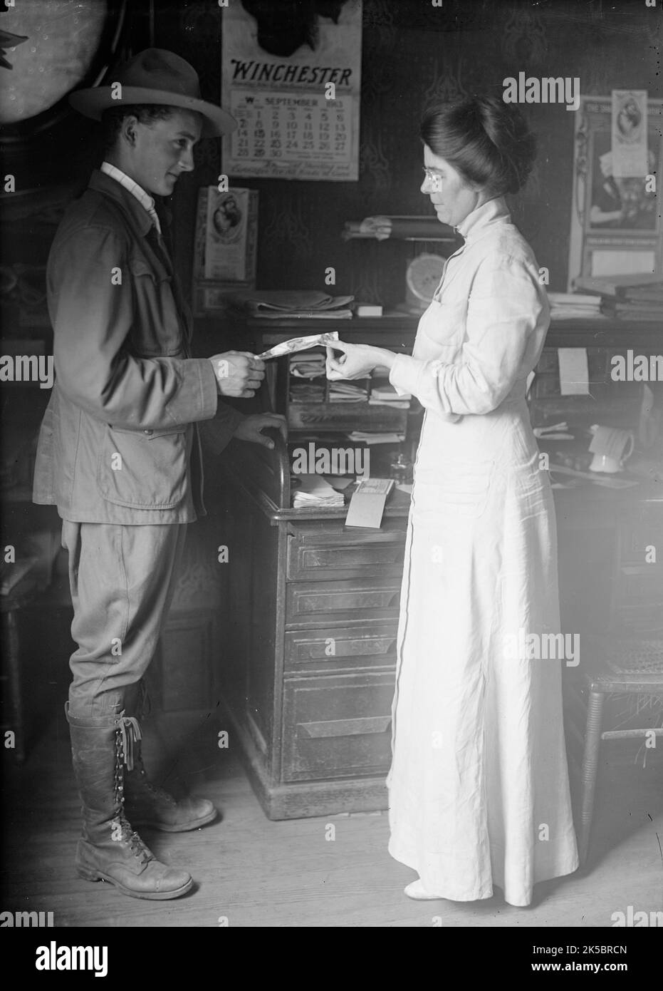 Boy Scouts - risparmio postale; Scouts deposito, 1913. Foto Stock