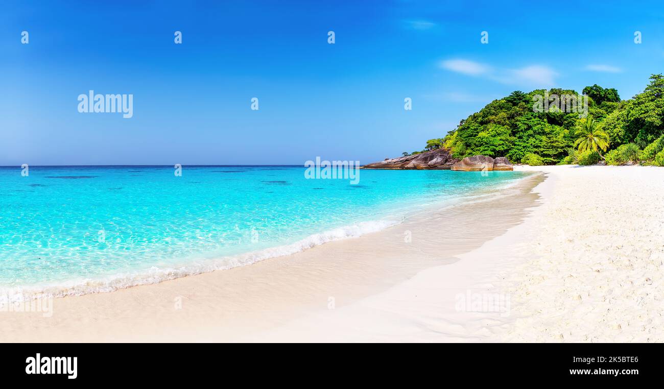 Panorama di bella spiaggia e cielo blu nelle isole Similan vicino a Phuket, Thailandia. Vacanza sfondo vacanze estive. Vista panoramica di bella tropica Foto Stock