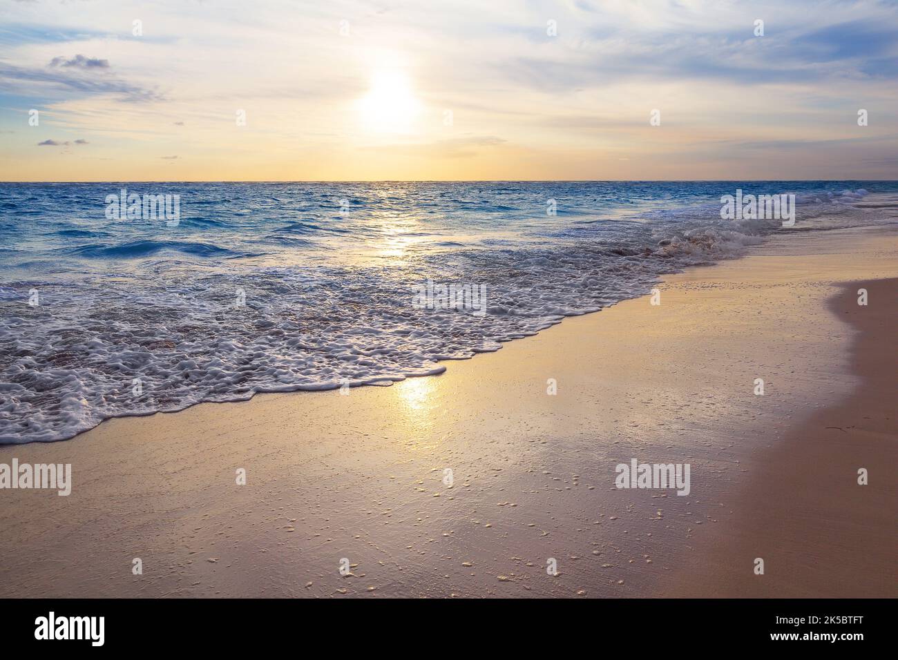 Bellissima alba sull'oceano Atlantico a Punta Cana, Repubblica Dominicana. Vivace alba all'orizzonte e mare in colori dorati. Foto Stock