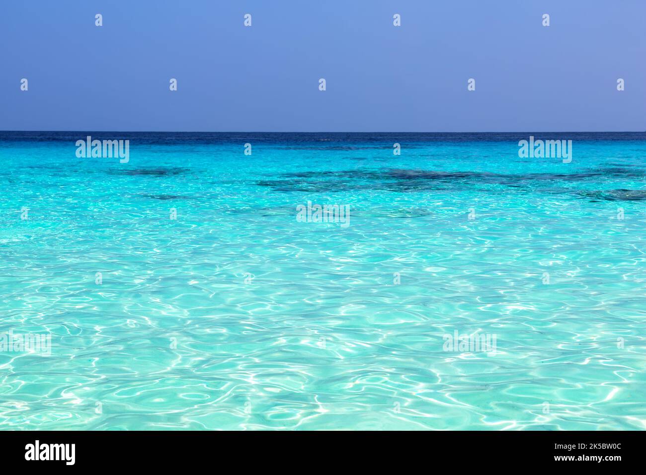 Bellissima spiaggia di sabbia bianca e acqua turchese nelle Maldive. Vacanza estate sfondo spiaggia.. Onda del mare sulla spiaggia di sabbia. Foto Stock