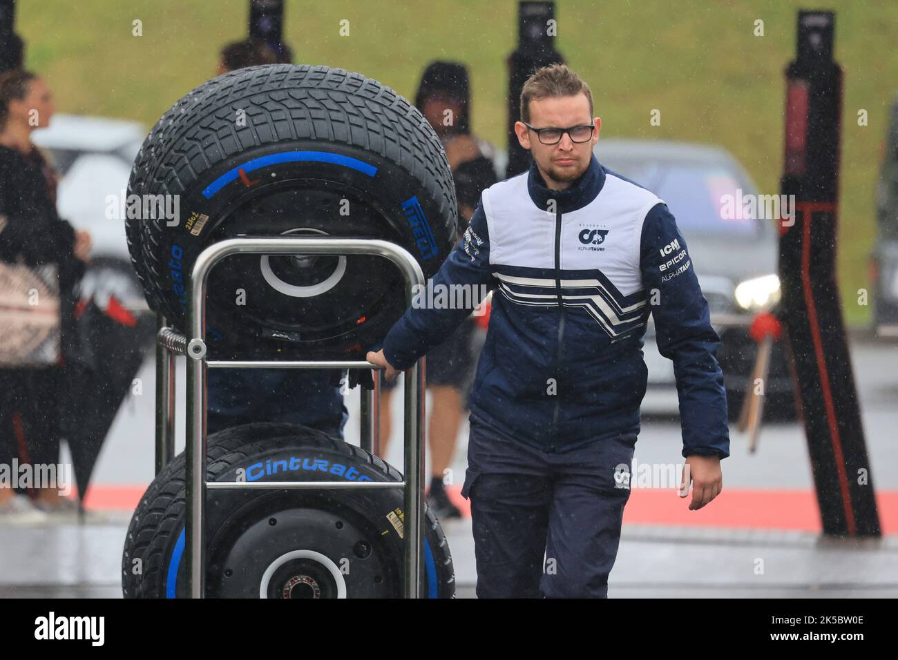 7th ottobre 2022; circuito di Suzuka, Ino, Città di Suzuka, Prefettura di mie, Giappone: FIA F1 Gran Premio del Giappone, giornata delle prove libere; membro della scuderia AlphaTauri con gomme da bagnato Foto Stock