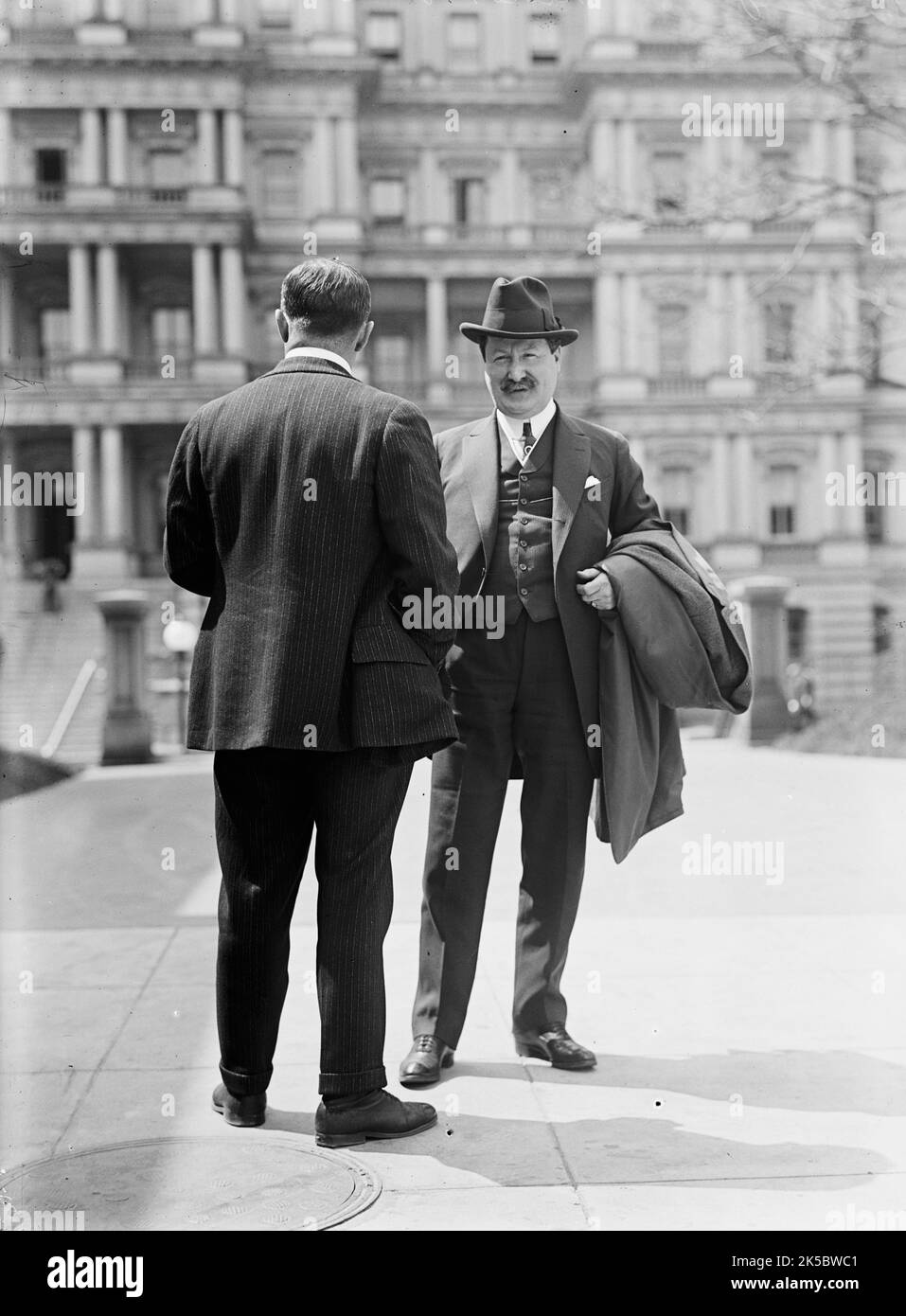 William J. Burns, Detective - destra, con Jack Wheeler, 1914. William John Burns era un investigatore privato americano e un funzionario delle forze dell'ordine, conosciuto come "Sherlock Holmes americano". Foto Stock