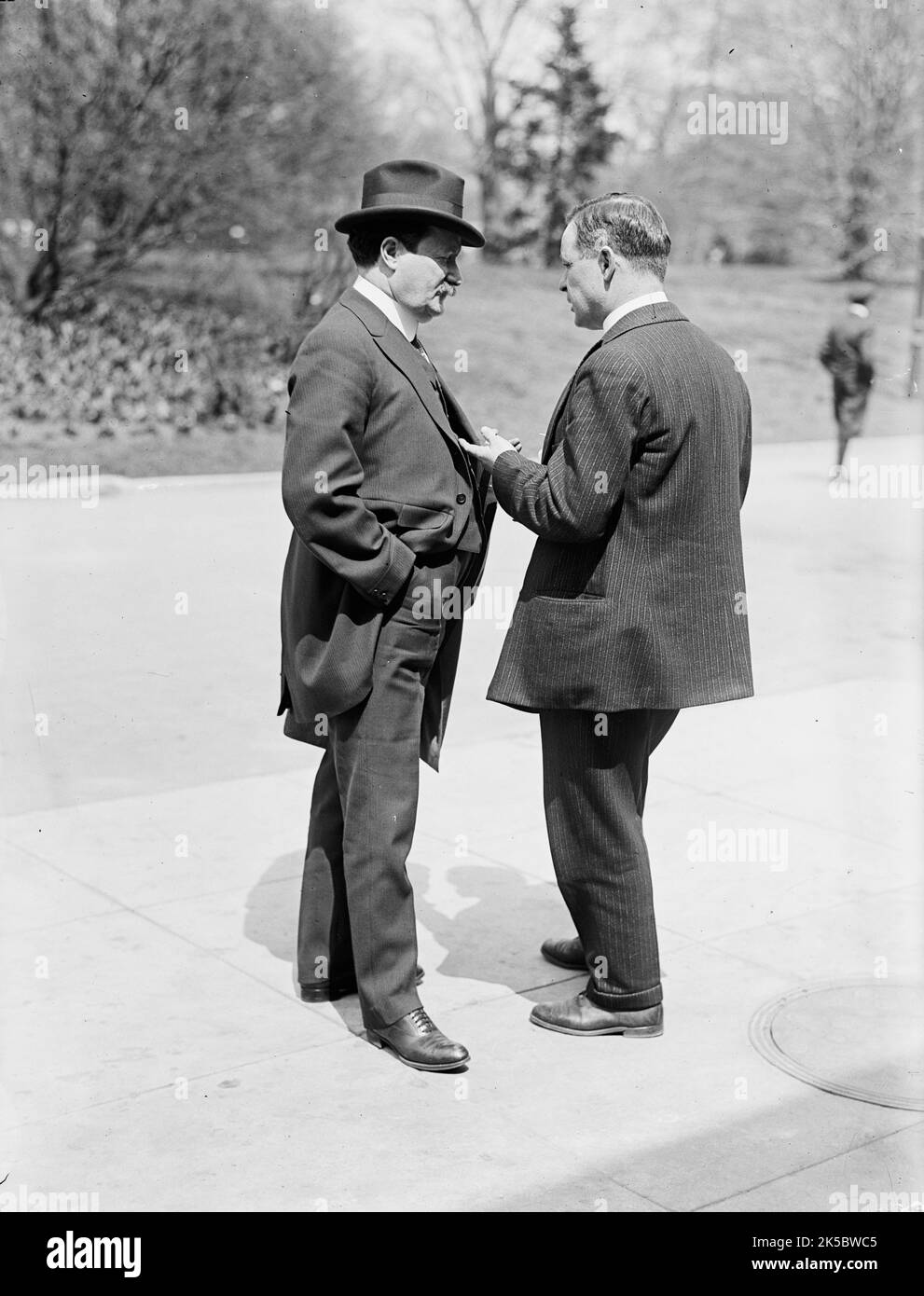 William J. Burns, Detective - sinistra, con Jack Wheeler, 1914. William John Burns era un investigatore privato americano e un funzionario delle forze dell'ordine, conosciuto come "Sherlock Holmes americano". Foto Stock