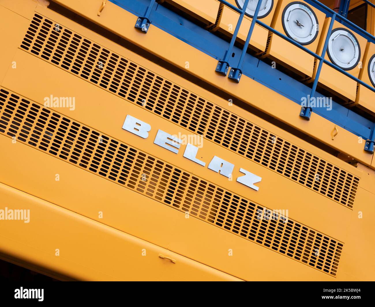 Minsk, Bielorussia - 24 settembre 2022: Emblema del più grande camion di trasporto o camion di discarica mineraria BelAZ Foto Stock