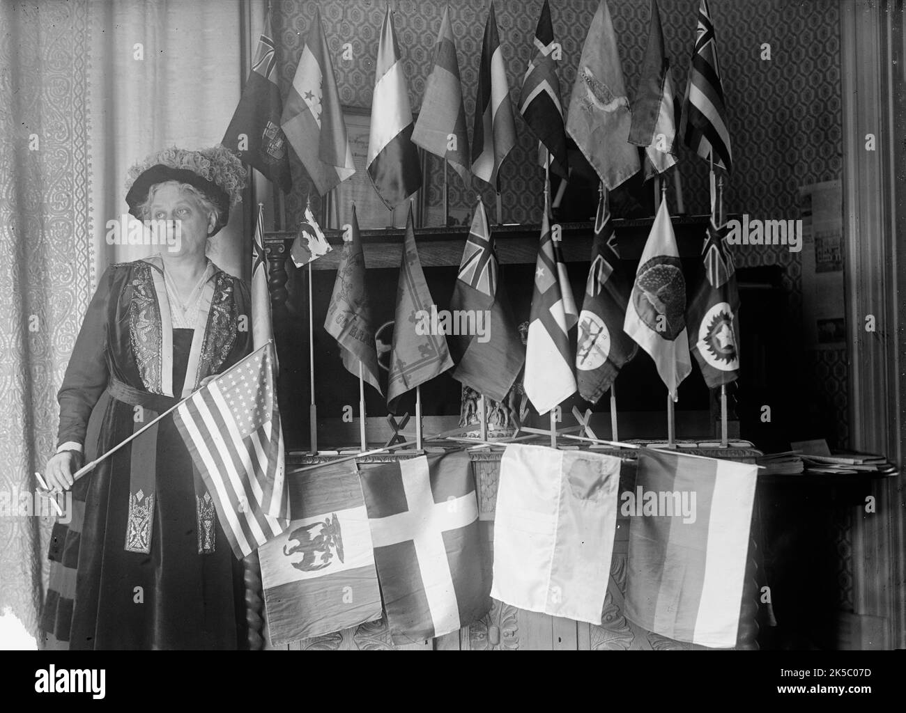 Sig.ra Carrie Chapman Catt con bandiere di 22 Nazioni, 1917. Il difensore del suffragio femminile americano, presidente della National American Woman Suffrage Association, ha fondato la Lega delle votanti femminili, coinvolta nel Comitato d'azione delle Donne per la vittoria e la pace duratura, dedicato a sostenere l'idea delle Nazioni Unite. Foto Stock