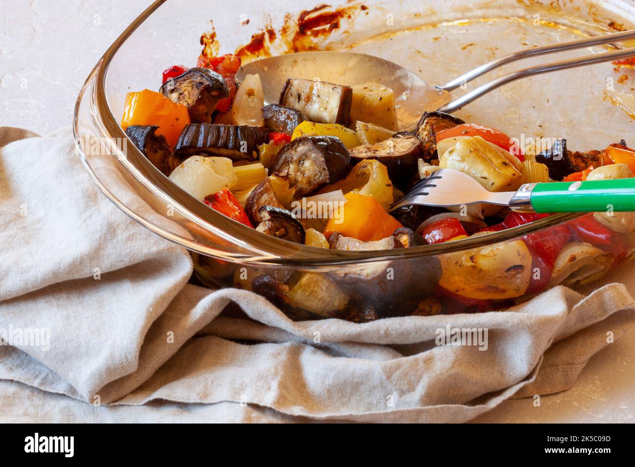 piatto da forno con verdure al forno, dimensione famiglia, metà mangiato, vista laterale Foto Stock