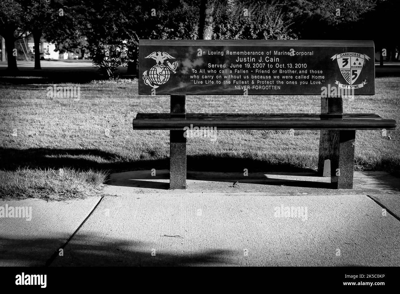 Una panchina commemorativa dedicata al Marine Corporal Justin Caine presso il Manitowoc County Veterans Memorial Park. Il caporale Caine è stato ucciso da e IED nel 20 Foto Stock