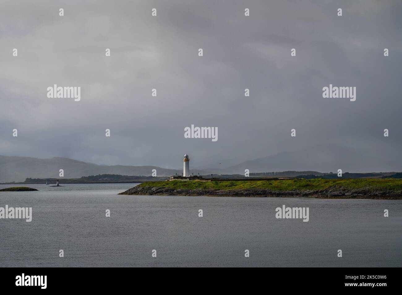 Faro di Eilean Musdile visto dall'Isola di Lismore Scozia Foto Stock
