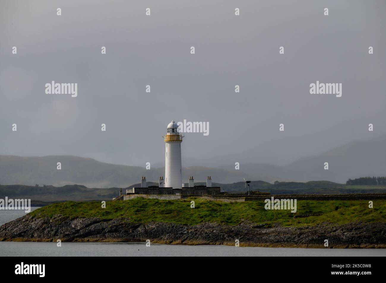 Faro di Eilean Musdile visto dall'Isola di Lismore Scozia Foto Stock