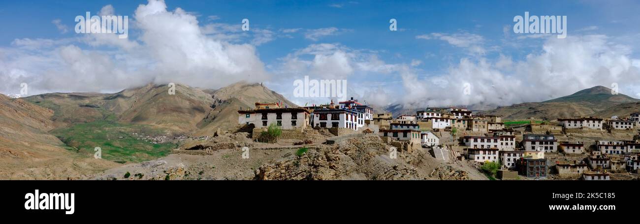 Kibber, Valle di Spiti, Himachal Pradesh, India: Vista panoramica del villaggio di Kibber a 4.270 m nella catena dell'Himalaya. Foto Stock