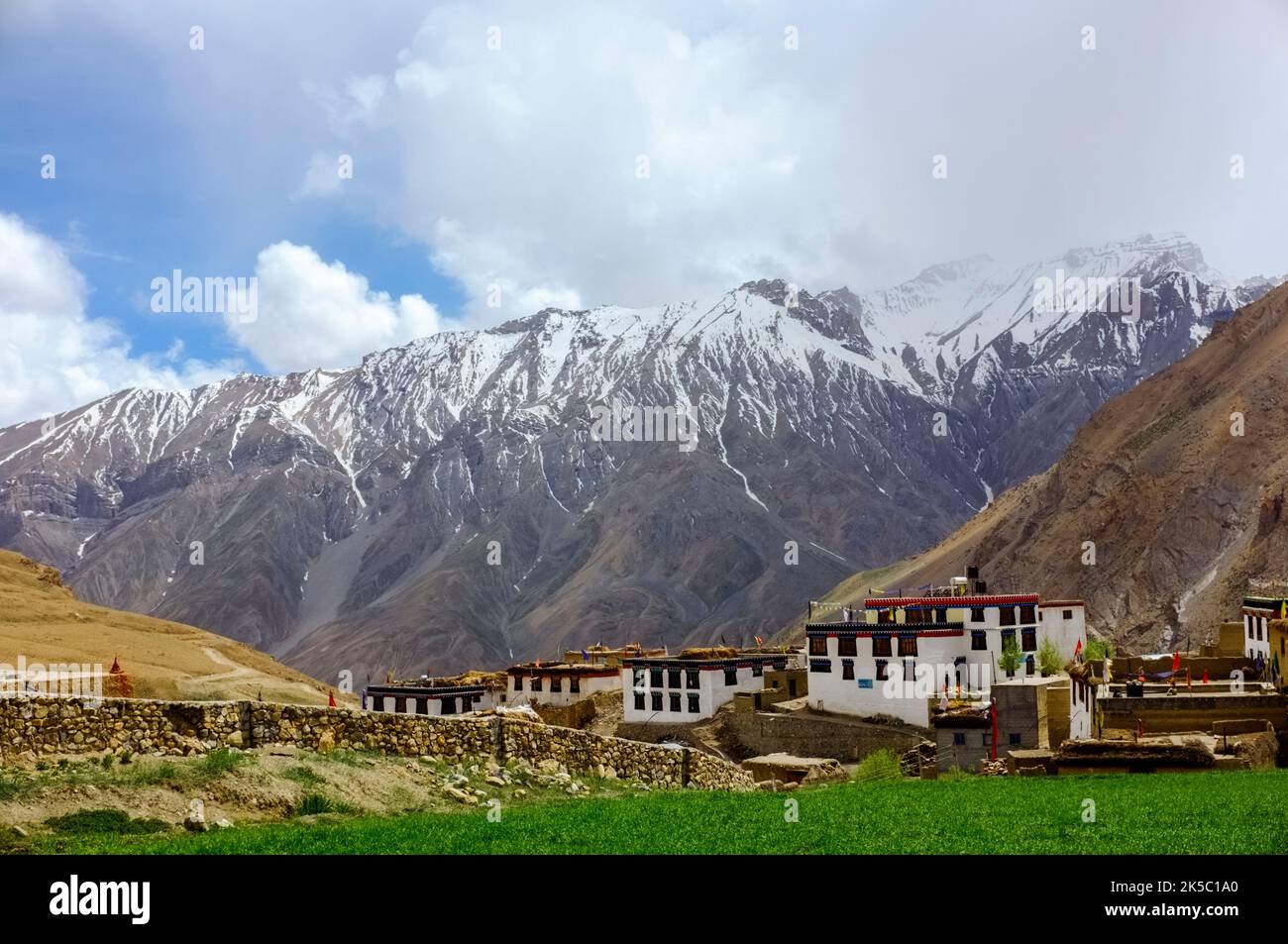 Kibber, Valle di Spiti, Himachal Pradesh, India: Vista generale del villaggio di Kibber a 4.270 m con le vette innevate di Himalaya sullo sfondo. Foto Stock