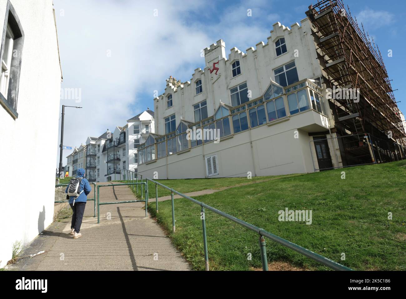 L'hotel Falcon's Nest a Port Erin, Isola di Man, con il simbolo delle tre gambe dell'uomo sulla facciata. Foto Stock